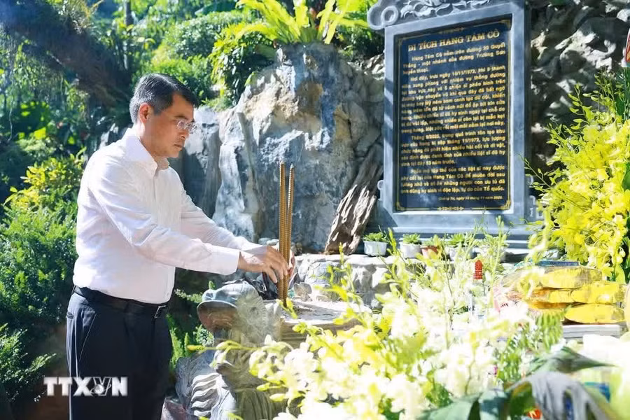 Thủ tướng Lê Minh Hưng thắp hương phần mộ các liệt sỹ hy sinh tại Hang Tám Cô. (Ảnh: Dương Giang/TTXVN)