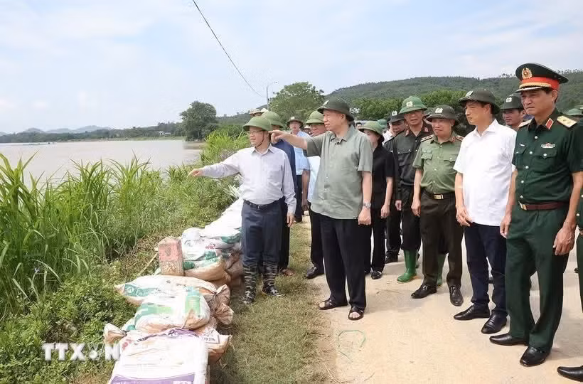 Tổng Bí thư, Chủ tịch nước Tô Lâm kiểm tra công tác củng cố, khắc phục một số điểm xung yếu ở đê sông Lô, xã Trường Sinh, huyện Sơn Dương, tỉnh Tuyên Quang (9/2024). (Ảnh: Trí Dũng/TTXVN)