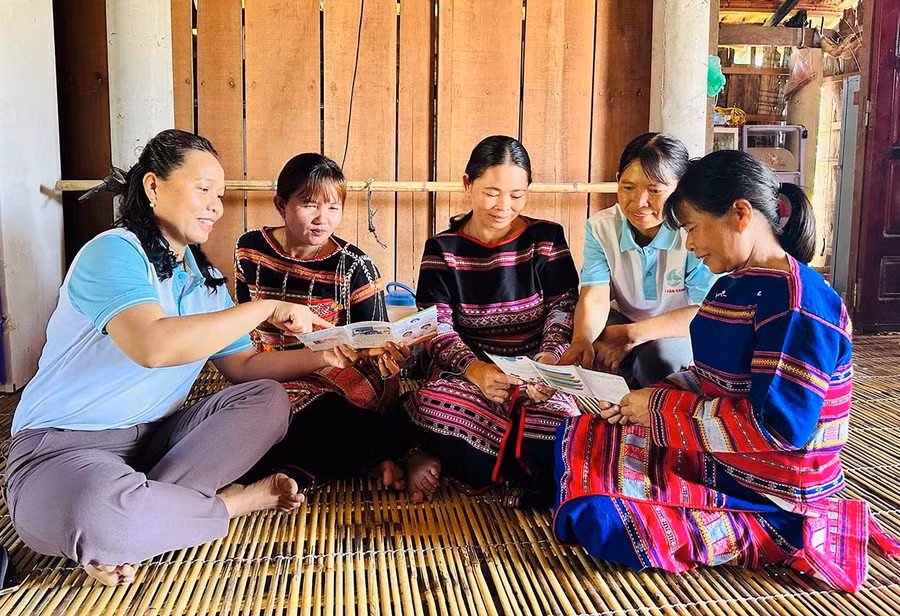 Tổ truyền thông cộng đồng làng Hà Lũy phối hợp với cán bộ Trạm Y tế xã Vân Canh tuyên truyền cho phụ nữ về tác hại của hút thuốc lá. Ảnh: C.H