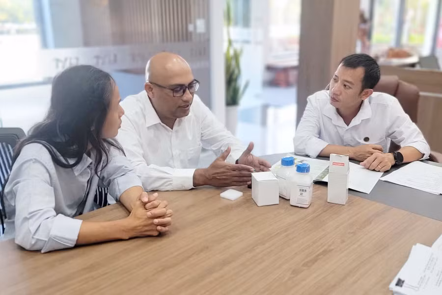 Anh Thái Xuân Biên (bên phải) tham gia các chương trình hợp tác với đối tác nước ngoài. Ảnh: NVCC