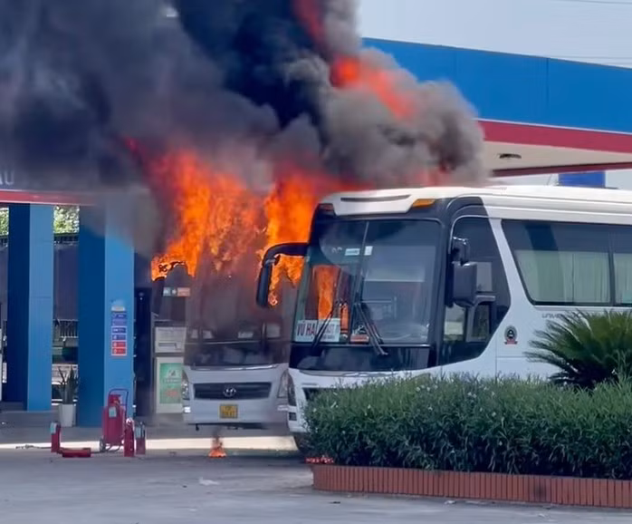 Đám cháy ban đầu bùng lên từ một ô tô 45 chỗ lan sang xe bên cạnh (Ảnh: Cắt từ video)