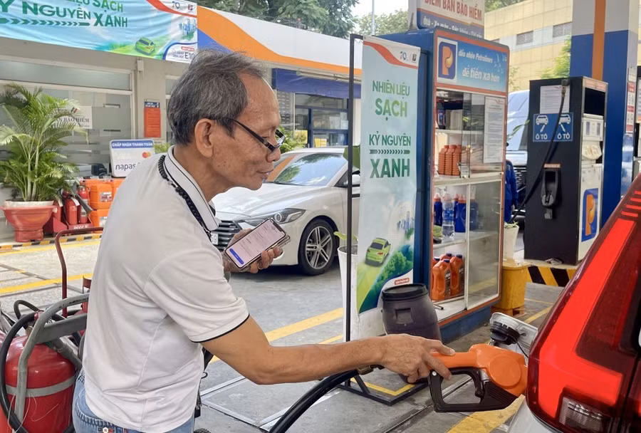 Người tiêu dùng chọn xăng E10 tại cửa hàng xăng Petrolimex trên đường Phạm Hồng Thái, phường Bến Thành, TPHCM. Ảnh: HOÀNG HÙNG