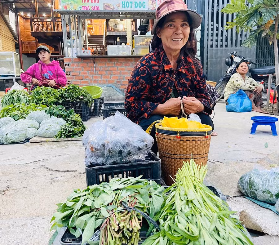 Bà Ksor H’Ben (thôn Ma Rin 1, xã Ia Pa) bán ở chợ chiều Ia Ma Rơn. Ảnh: Vũ Chi