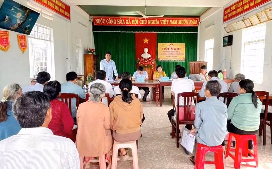 Chính quyền xã Phù Mỹ Bắc tăng cường đối thoại trực tiếp với người dân để nắm bắt tâm tư, nguyện vọng khi triển khai các công trình, dự án tại địa phương. Ảnh: V.L