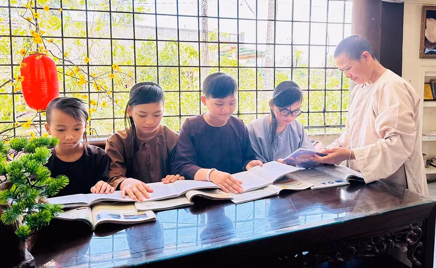 Mỗi khi rảnh, sư cô Thích Nữ Minh Tâm đều dành thời gian hướng dẫn các em nhỏ ôn tập bài học.