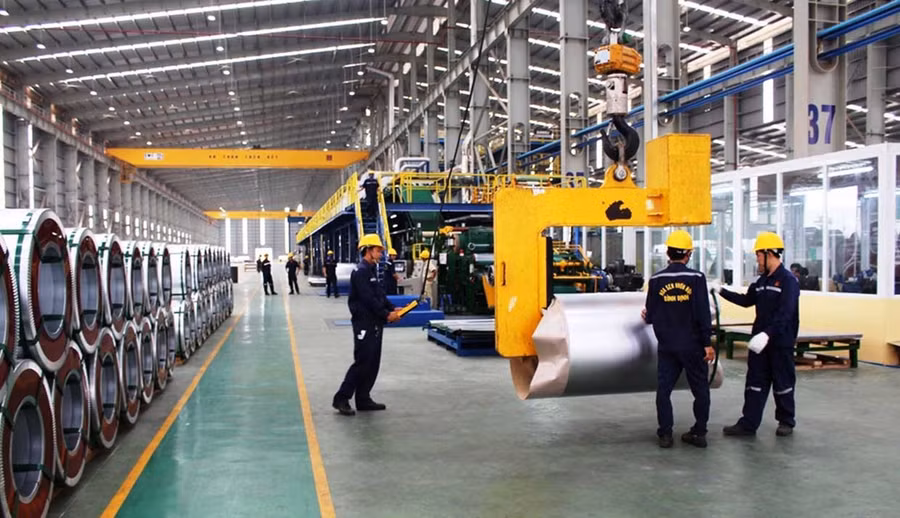 Sản xuất tôn tại Nhà máy Tôn thép Hoa Sen - Nhơn Hội thuộc Khu kinh tế Nhơn Hội (phường Quy Nhơn Đông). Ảnh N.H