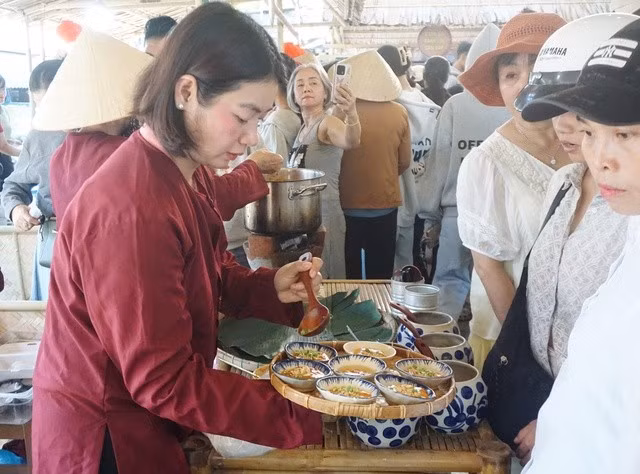 Mỗi món ăn không chỉ mang hương vị riêng mà còn chứa đựng câu chuyện về làng nghề truyền thống. ẢNH: VIẾT NHUNG