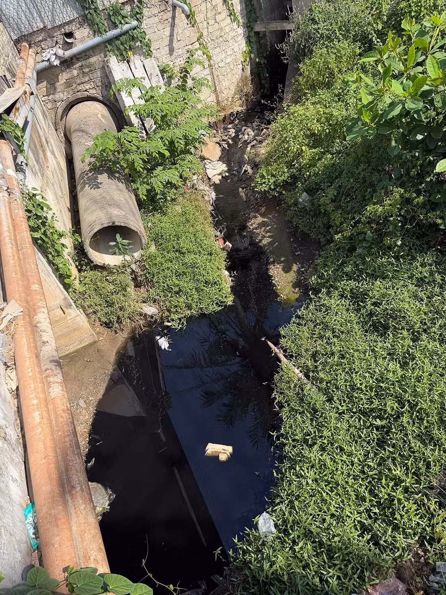 Cống nước thải cạnh vòng xoay Bàn Thành tại phường An Nhơn quanh năm bốc mùi hôi thối. Ảnh: N.C