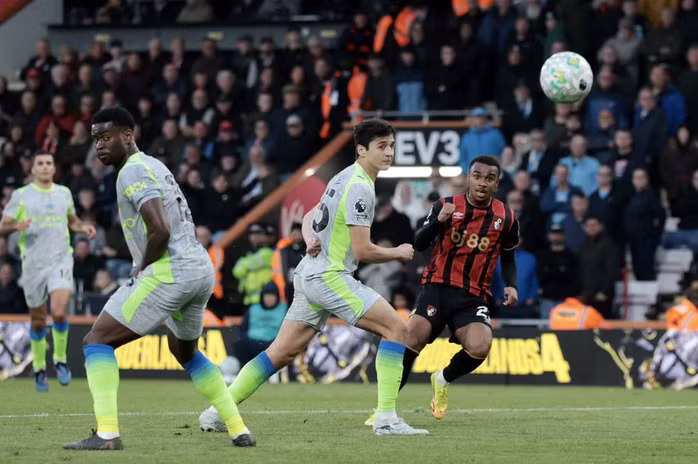 Eli Junior Kroupi mở tỉ số cho chủ nhà Bournemouth