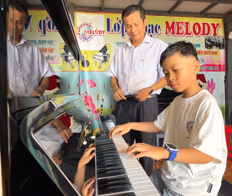 Thầy Hồ Thúc Trường và em Thiều Đình Nguyên, huy chương bạc Festival Piano Talent toàn quốc 2026. Ảnh: Lam Nguyên