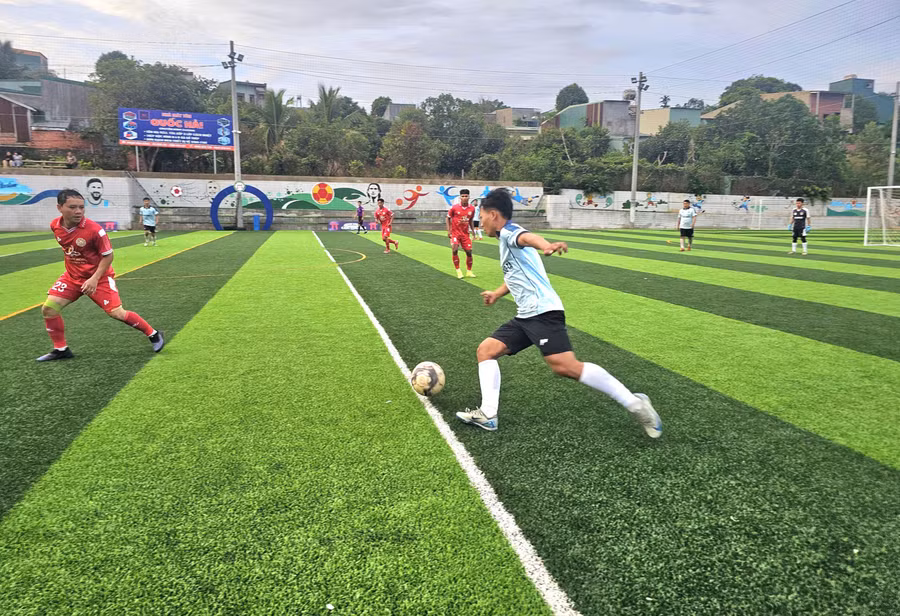 Một trận đấu tại Giải bóng đá Đức Cơ League mùa 1. Ảnh R’Ô HOK