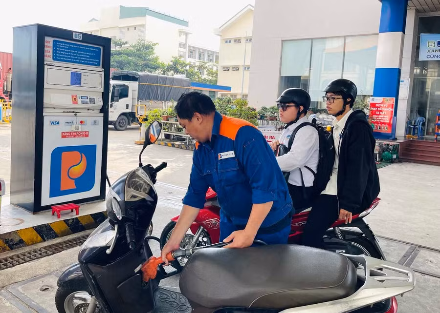 Người dân đổ xăng E10 tại cây xăng trên địa bàn phường Quy Nhơn. Ảnh: Hải Yến