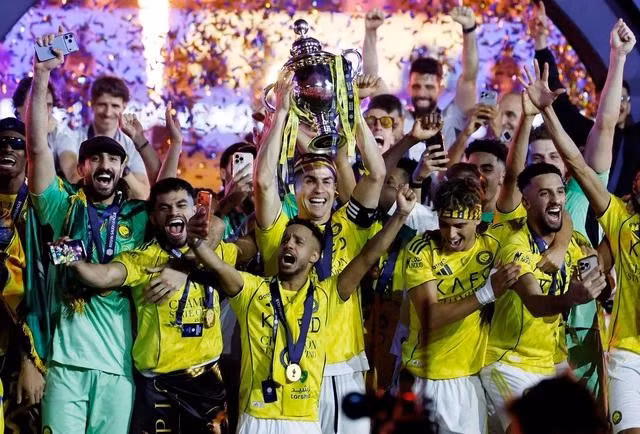 Ronaldo cuối cùng cũng mãn nguyện nâng cao cúp vô địch Saudi Pro League. Ảnh: Reuters