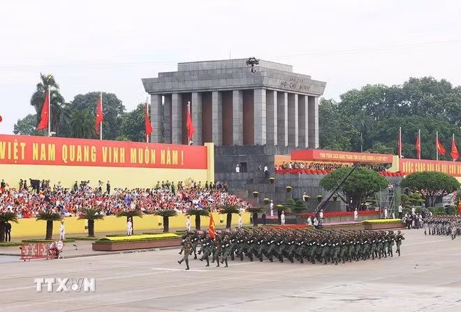 Khối chiến sỹ pháo binh diễu qua Lễ đài. (Ảnh: TTXVN)