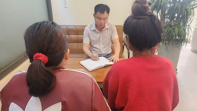 Bà H.M.B. và em H.G.B. trao đổi với phóng viên về vụ việc