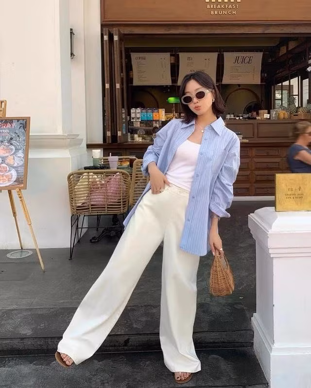 Điểm nổi bật của món đồ này nằm ở khả năng layering, có thể mặc nó như một lớp áo ngoài nhẹ nhàng. ẢNH: @OF.MEII