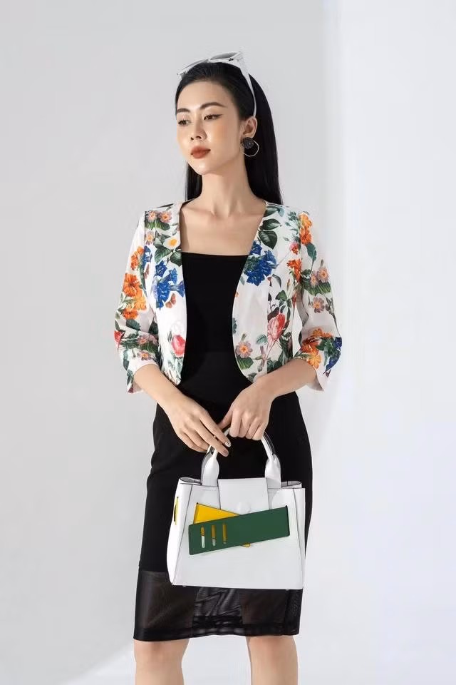 Với thiết kế ngắn và ôm sát, áo crop top họa tiết hoa lá không chỉ khoe khéo vòng eo con kiến mà còn mang đến vẻ ngoài phóng khoáng, hiện đại. ẢNH: FIONA