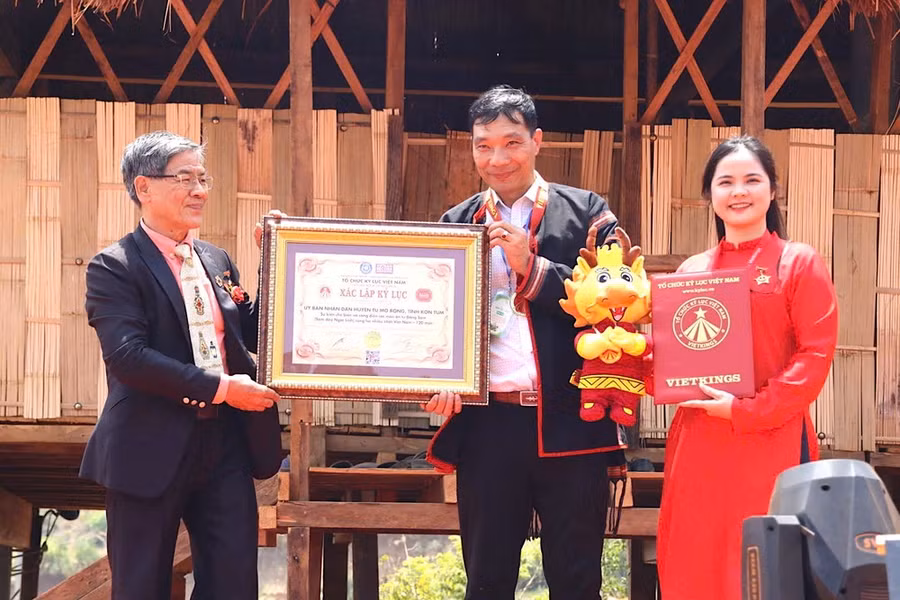 Huyện Tu Mơ Rông đón nhận kỷ lục Việt nam về 120 món ăn được chế biến từ sâm dây