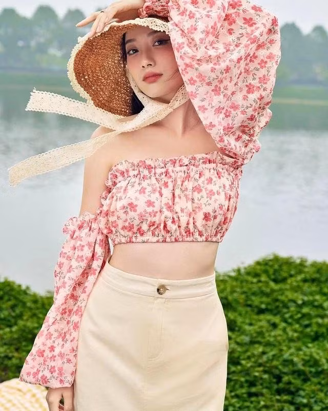 Các nàng có thể phối áo crop top với chân váy ngắn hoặc khoác ngoài cho một chiếc đầm ôm body đầy quyến rũ. ẢNH: FIONA