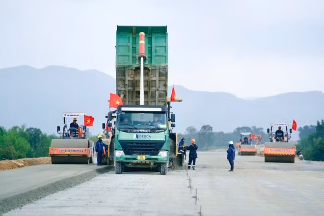 Các dự án giao thông tăng tốc thi công để đẩy nhanh giải ngân vốn đầu tư công. Ảnh: PV/Vietnam+