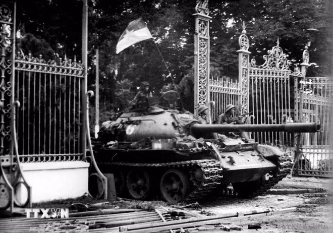11h30 phút ngày 30/4/1975, xe tăng quân Giải phóng băng qua cánh cổng sắt, đánh chiếm Phủ Tổng thống ngụy Sài Gòn, sào huyệt cuối cùng của quân địch, kết thúc oanh liệt cuộc trường chinh 30 năm chống ngoại xâm của dân tộc. Ảnh: Mai Hưởng/TTXVN