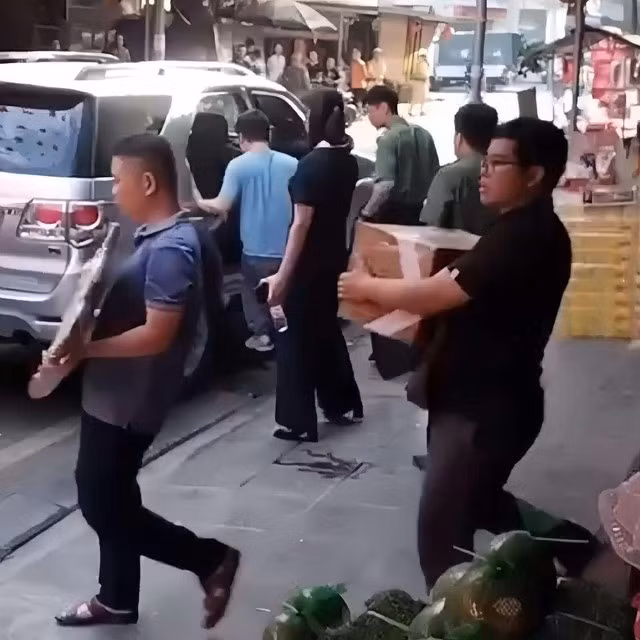 Lực lượng chức năng thu giữ nhiều tài liệu để phục vụ công tác điều tra. Ảnh: cắt từ clip