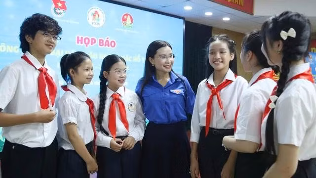Chị Nguyễn Phạm Duy Trang trò chuyện với các đại biểu thiếu nhi tham gia họp báo. ẢNH: ĐĂNG HẢI