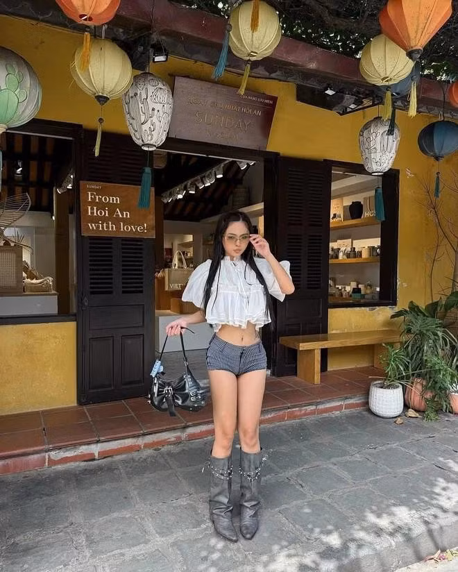 Mùa hè là khi những đôi ankle boots hoặc bốt đế thấp đang làm mưa làm gió với thiết kế thoáng khí và phong cách đậm chất cá nhân