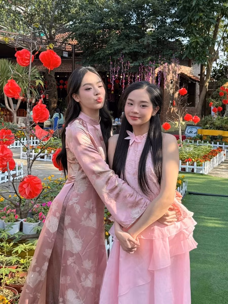 Hoa hậu Quốc tế 2024 và em gái cùng chọn trang phục tông màu hồng pastel thanh lịch, nền nã.