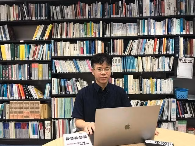 Giáo sư Nguyễn Lê Minh tại Nguyen Lab thuộc Viện Khoa học và Công nghệ tiên tiến Nhật Bản. ẢNH: NVCC