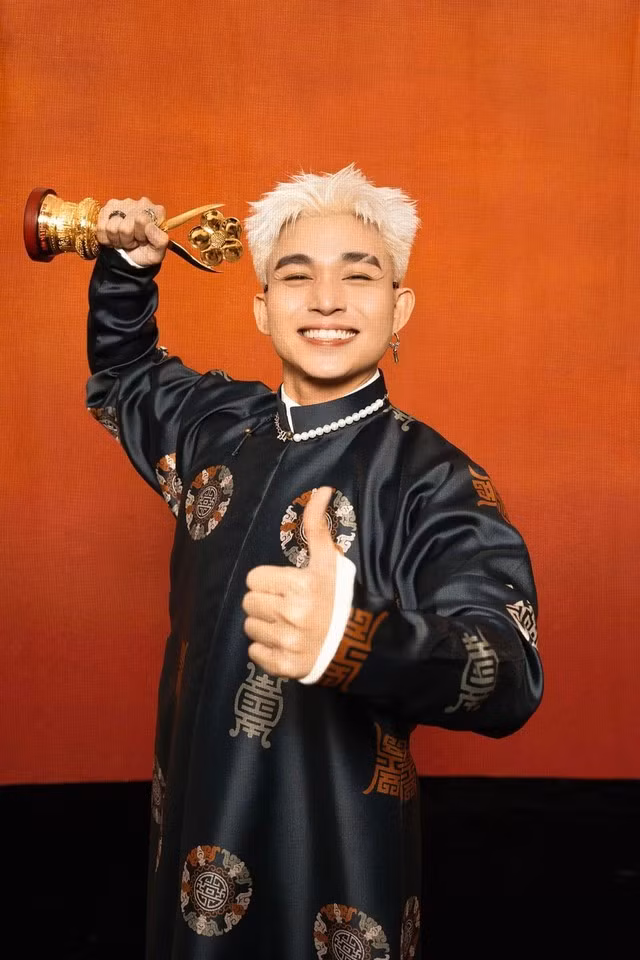 Hạnh phúc khoe tượng Mai Vàng