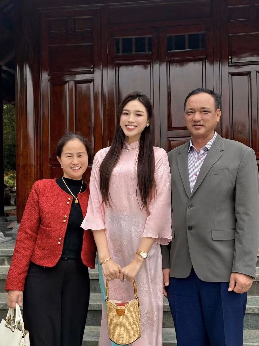 Hoa hậu Đỗ Thị Hà diện áo dài khi cùng cả nhà đi chùa trong ngày mùng 1 Tết.
