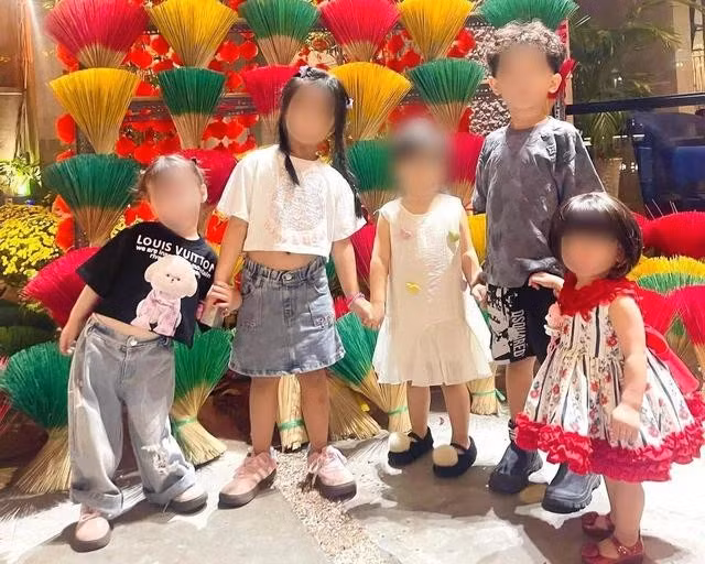 Chụp ảnh cho con luôn là sở thích của bố, mẹ. ẢNH: QUỲNH QUỲNH