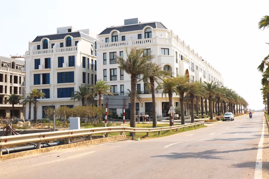 Những khu đất trống dọc theo tuyến đường ven biển vốn dĩ bạt ngàn cát trắng đã được lấp đầy bởi những dãy nhà cao tầng khang trang và nhiều khu dịch vụ, thương mại. Ảnh: T.Sỹ