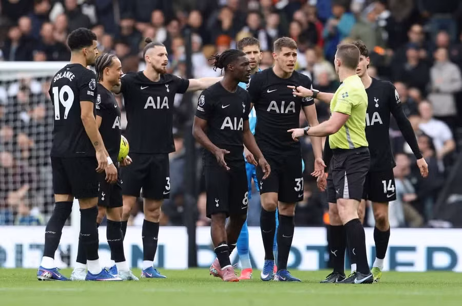 Ngoại hạng Anh chứng kiến đội đầu tiên xuống hạng, nạn nhân kế tiếp là Tottenham?