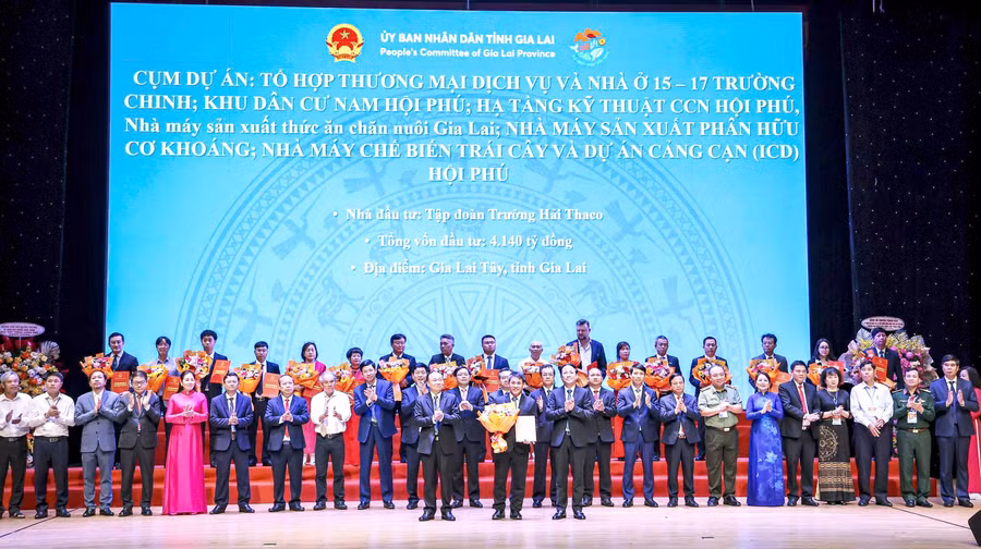 Lãnh đạo tỉnh trao quyết định chấp thuận chủ trương đầu tư cho các dự án với tổng vốn đầu tư hơn 4.100 tỷ đồng do Tập đoàn Trường Hải (Thaco) làm chủ đầu tư tại Hội nghị xúc tiến đầu tư năm 2026, ngày 28-3.