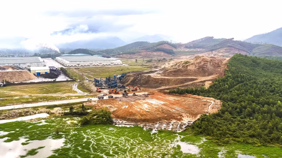 Khu công nghiệp Bình Nghi (xã Tây Sơn) đang được đẩy nhanh tiến độ san lấp, hoàn thiện hạ tầng để sẵn sàng thu hút nhà đầu tư. Ảnh: Dũng Nhân