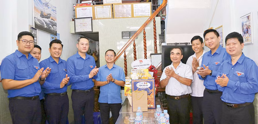 Đoàn công tác của Trung ương Đoàn và Tỉnh đoàn thăm, tặng quà cho cựu chiến binh Lê Minh Thoa (thứ 4 từ phải sang). Ảnh: D.L