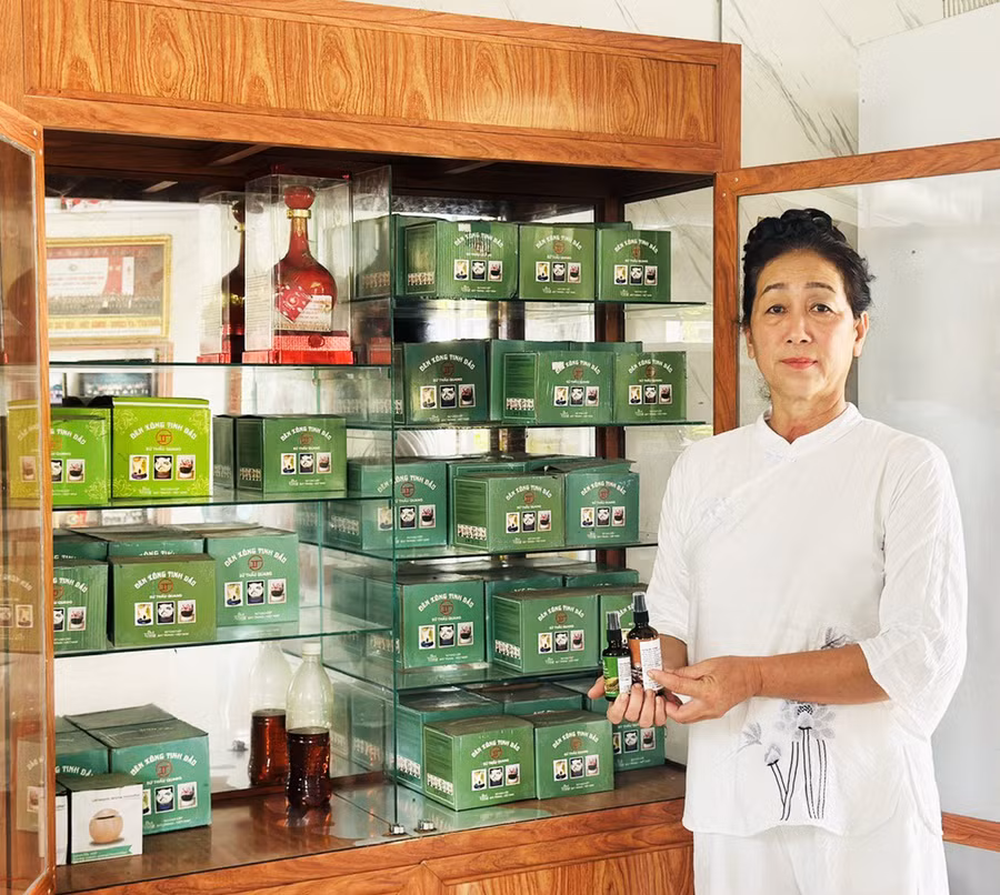 Cựu chiến binh Lê Thị Nguyệt thành lập hợp tác xã sản xuất nấm, tinh dầu sả tạo việc làm cho cựu chiến binh và lao động tại địa phương. Ảnh: Hồng Thương
