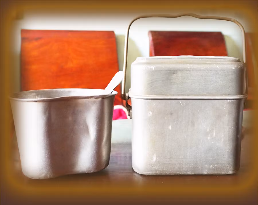 Món quà ông Phạm Kim Xuân tặng bà Đỗ Thị Nở thời kháng chiến vẫn được gìn giữ đến hôm nay.