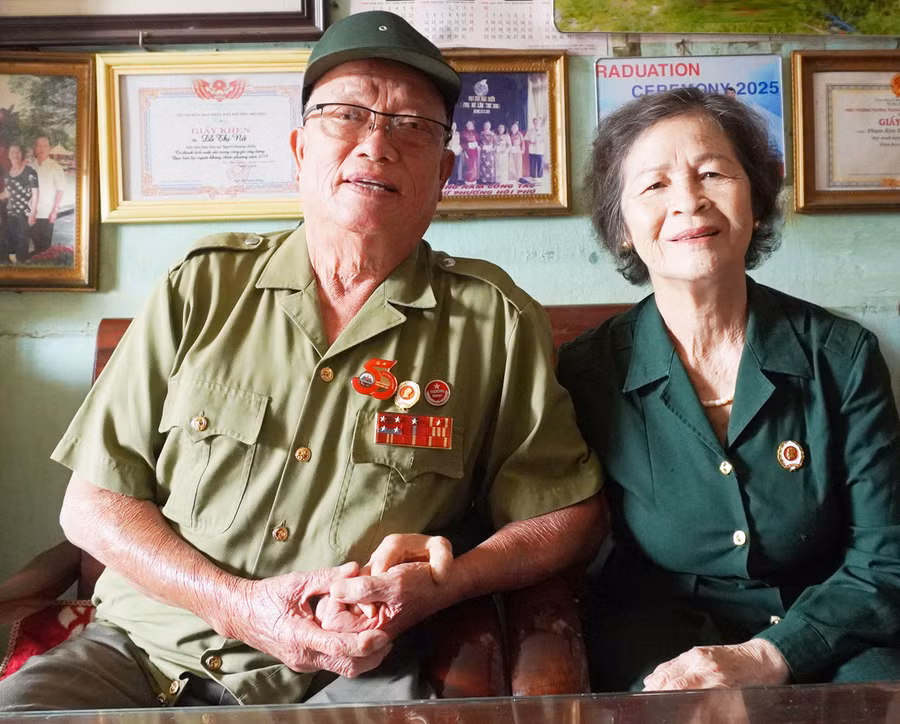 Ông Phạm Kim Xuân và bà Đỗ Thị Nở luôn sống hạnh phúc, thường nhắc nhớ về những ngày gặp nhau trong kháng chiến. Ảnh: P.L