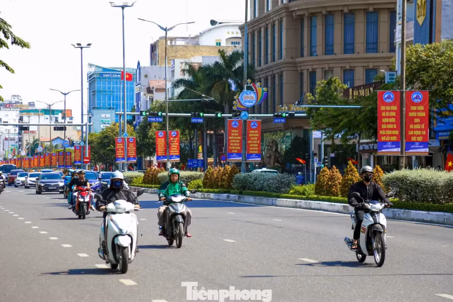Những 'tọa độ check-in' rợp bóng cờ hoa thu hút bạn trẻ Đà Nẵng dịp 30/4 ảnh 12
