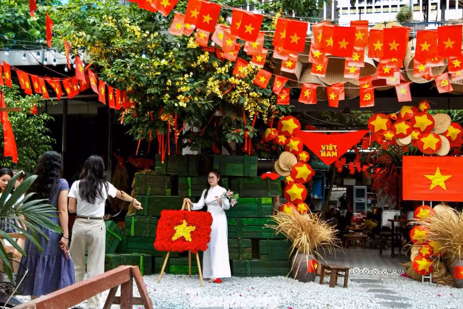 Theo ghi nhận, tại nhiều tuyến đường như đường Trần Hưng Đạo, Tô Hiệu, Bạch Đằng, đường 2 tháng 9... (TP. Đà Nẵng) nhiều quán cà phê bắt đầu trang trí nổi bật với cờ, băng rôn, nón lá rực rỡ tông màu đỏ chủ đạo. Ảnh: Duy Quốc