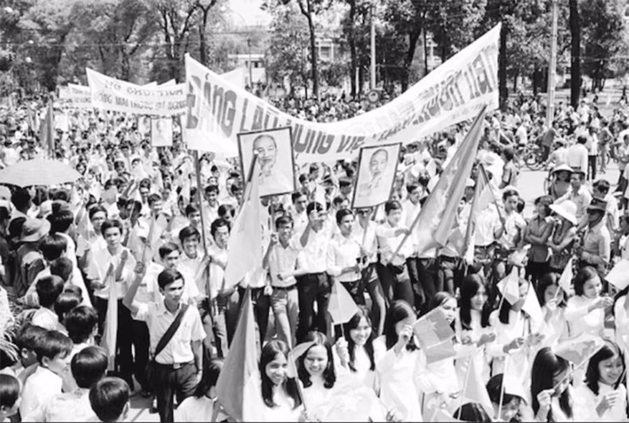 Nhân dân Sài Gòn đổ xuống đường ăn mừng chiến thắng 30-4-1975.