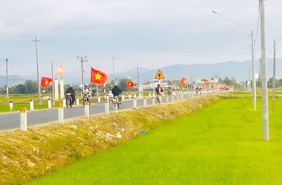 Những cánh đồng lúa xanh tốt dọc tuyến Trường Sơn Đông đoạn qua xã Ia Pa. Ảnh: Nguyên Hương