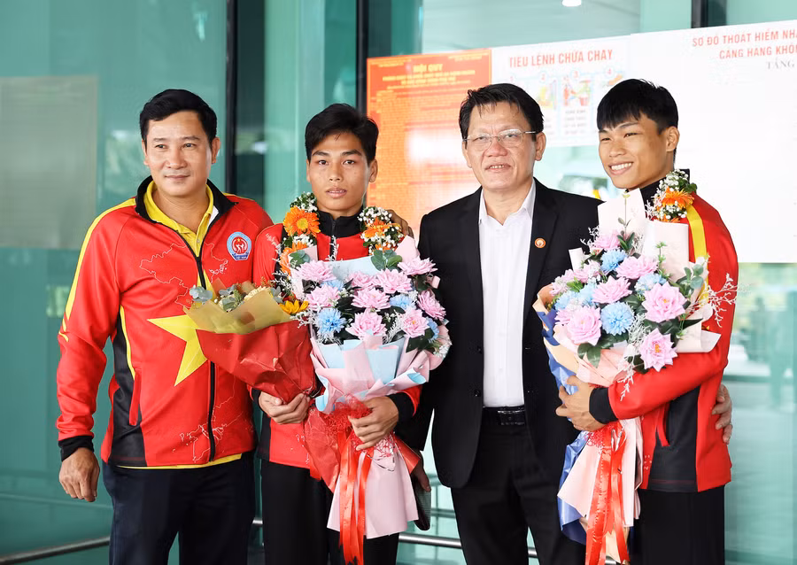 Huấn luyện viên Trần Đình Đô (bìa trái) cùng các học trò trở về sau thành công tại Giải vô địch kickboxing châu Á năm 2024. Ảnh: H.V