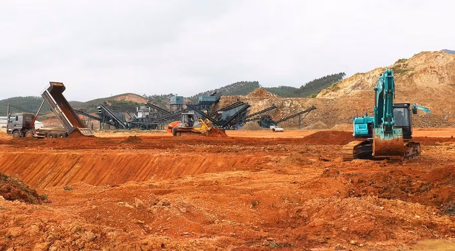 Công ty TNHH Đầu tư và Phát triển hạ tầng Khu công nghiệp Bình Nghi san ủi mặt bằng để xây dựng hạ tầng kỹ thuật Khu công nghiệp Bình Nghi.