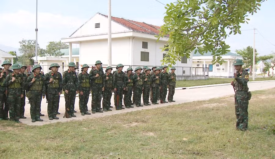 Huấn luyện chiến sĩ mới trên thao trường Trung đoàn 739.