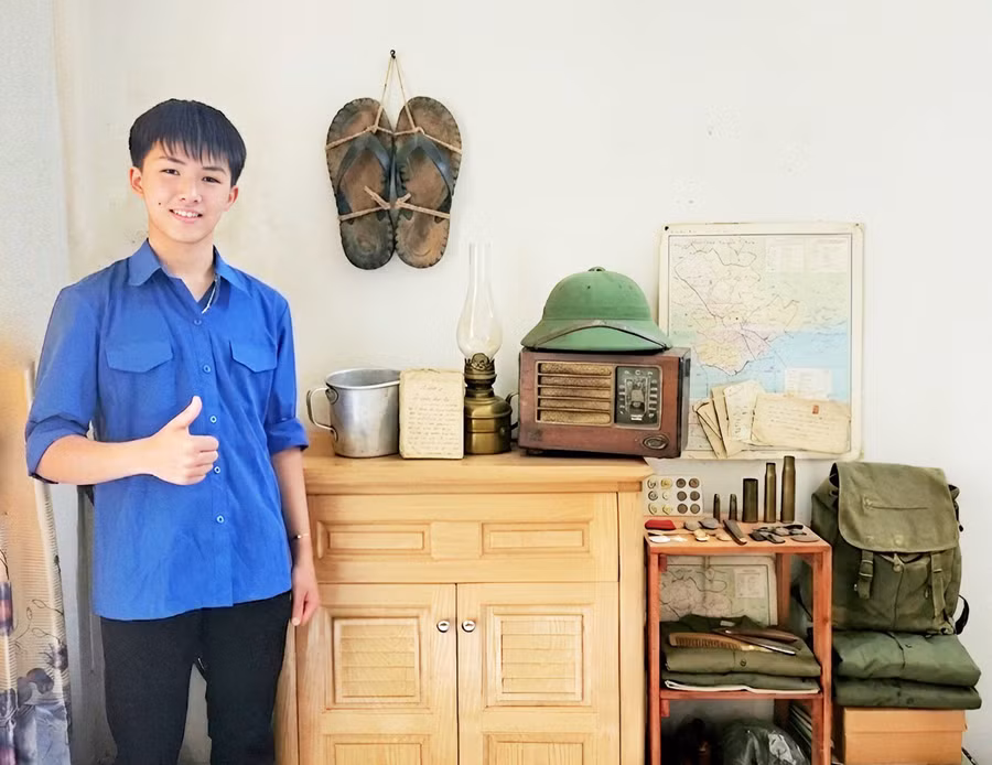Bạn trẻ Nguyễn Tô Quang Sỹ (xã Ia Grai) bên các kỷ vật thời kháng chiến. Ảnh: Ngọc Duy