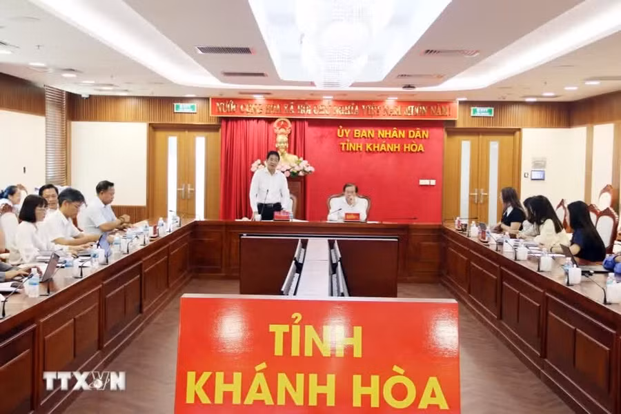 Quang cảnh buổi làm việc giữa Bộ Văn hóa, Thể thao và Du lịch và UBND tỉnh Khánh Hòa. (Ảnh: Công Thử/TTXVN)